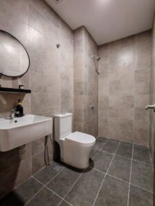 Adenia Puncak Bestari bathroom tiles until ceiling height